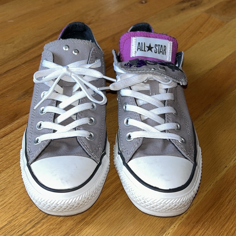 Nearly new Converse All-Star low top. 2 tongues. Gray with purple accent’s.
